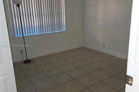 Condominio en alquiler en Hialeah, Florida, 2 dormitorios, 103.96 m2 № 2011112 - foto 10