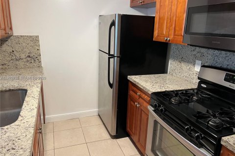 Condominio en Hialeah, Florida, 2 dormitorios № 2011112