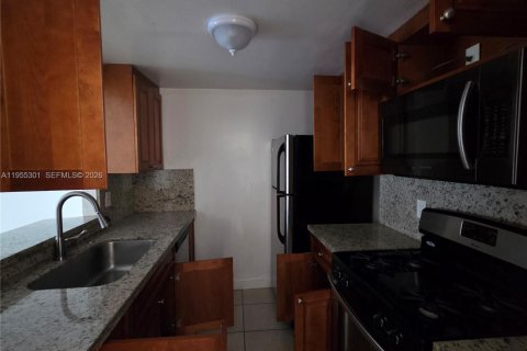 Condominio en alquiler en Hialeah, Florida, 2 dormitorios, 103.96 m2 № 2011112 - foto 2