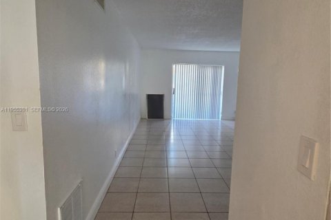 Condominio en alquiler en Hialeah, Florida, 2 dormitorios, 103.96 m2 № 2011112 - foto 7