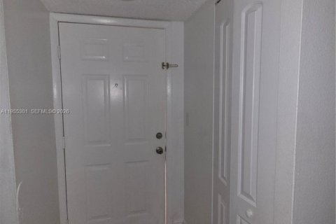 Condominio en alquiler en Hialeah, Florida, 2 dormitorios, 103.96 m2 № 2011112 - foto 9