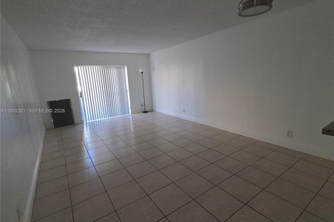 Condominio en alquiler en Hialeah, Florida, 2 dormitorios, 103.96 m2 № 2011112 - foto 8