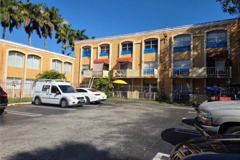 Condominio en alquiler en Hialeah, Florida, 2 dormitorios, 103.96 m2 № 2011112 - foto 30
