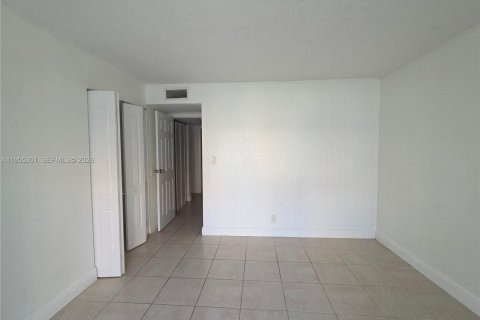 Condominio en alquiler en Hialeah, Florida, 2 dormitorios, 103.96 m2 № 2011112 - foto 5