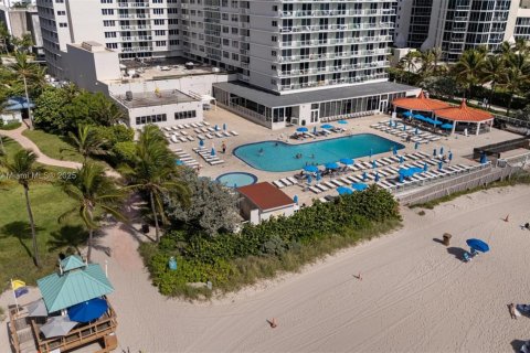 Condo in Sunny Isles Beach, Florida  № 1842500 - photo 11