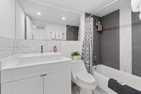 Condo in Sunny Isles Beach, Florida  № 1842500 - photo 14