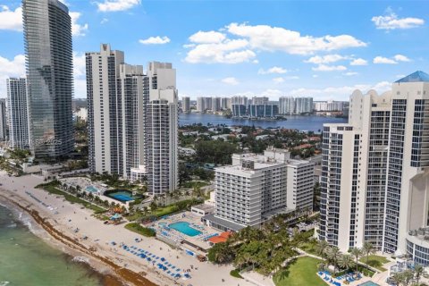 Condo in Sunny Isles Beach, Florida  № 1842500 - photo 9