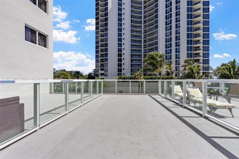 Condo in Sunny Isles Beach, Florida  № 1842500 - photo 20