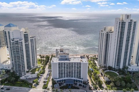 Condo in Sunny Isles Beach, Florida  № 1842500 - photo 3