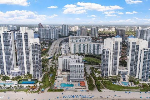 Condo in Sunny Isles Beach, Florida  № 1842500 - photo 7