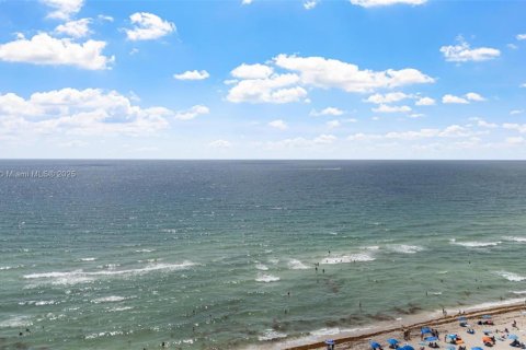 Condo in Sunny Isles Beach, Florida  № 1842500 - photo 13