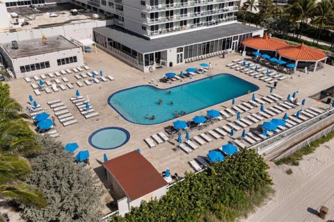 Condo in Sunny Isles Beach, Florida  № 1842500 - photo 10
