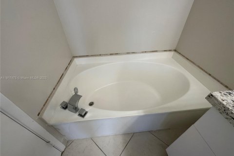 Condo in Aventura, Florida, 2 bedrooms  № 1972189 - photo 13