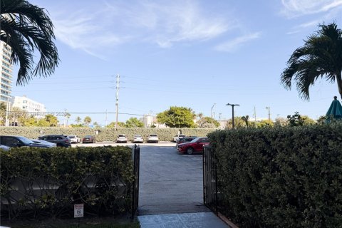 Condo in Fort Lauderdale, Florida, 1 bedroom № 2249371 - photo 17