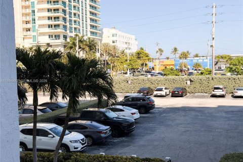 Condo in Fort Lauderdale, Florida, 1 bedroom № 2249371 - photo 12