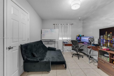 House in Miami, Florida 4 bedrooms, 191.19 sq.m. № 2073489 - photo 14