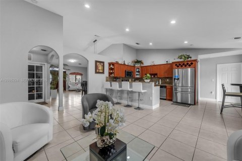 House in Miami, Florida 4 bedrooms, 191.19 sq.m. № 2073489 - photo 9