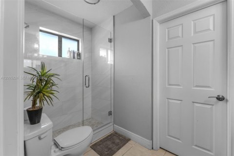 House in Miami, Florida 4 bedrooms, 191.19 sq.m. № 2073489 - photo 18