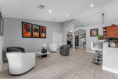 House in Miami, Florida 4 bedrooms, 191.19 sq.m. № 2073489 - photo 12