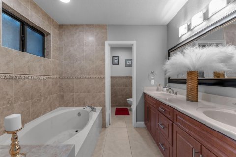 House in Miami, Florida 4 bedrooms, 191.19 sq.m. № 2073489 - photo 28