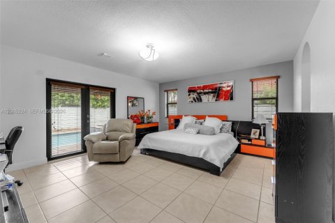 House in Miami, Florida 4 bedrooms, 191.19 sq.m. № 2073489 - photo 22