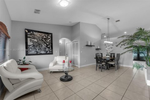 House in Miami, Florida 4 bedrooms, 191.19 sq.m. № 2073489 - photo 5