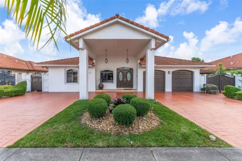 House in Miami, Florida 4 bedrooms, 191.19 sq.m. № 2073489
