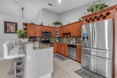 House in Miami, Florida 4 bedrooms, 191.19 sq.m. № 2073489 - photo 11