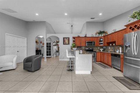 House in Miami, Florida 4 bedrooms, 191.19 sq.m. № 2073489 - photo 13