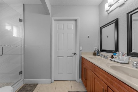 House in Miami, Florida 4 bedrooms, 191.19 sq.m. № 2073489 - photo 17