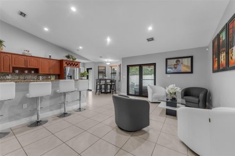 House in Miami, Florida 4 bedrooms, 191.19 sq.m. № 2073489 - photo 8