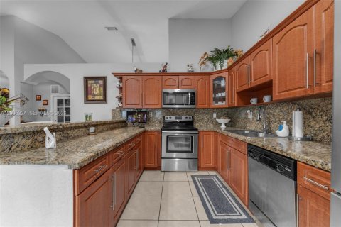 House in Miami, Florida 4 bedrooms, 191.19 sq.m. № 2073489 - photo 10