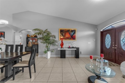 House in Miami, Florida 4 bedrooms, 191.19 sq.m. № 2073489 - photo 6
