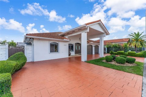 House in Miami, Florida 4 bedrooms, 191.19 sq.m. № 2073489 - photo 2