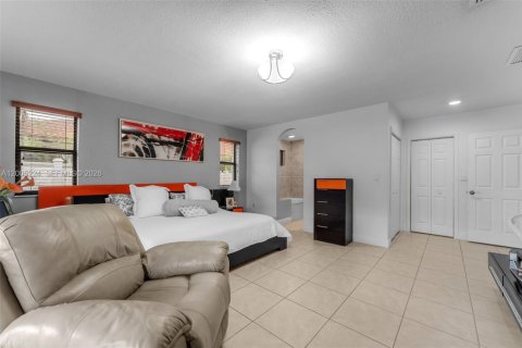 House in Miami, Florida 4 bedrooms, 191.19 sq.m. № 2073489 - photo 24