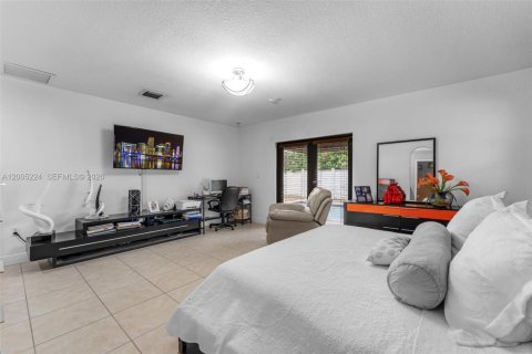House in Miami, Florida 4 bedrooms, 191.19 sq.m. № 2073489 - photo 23