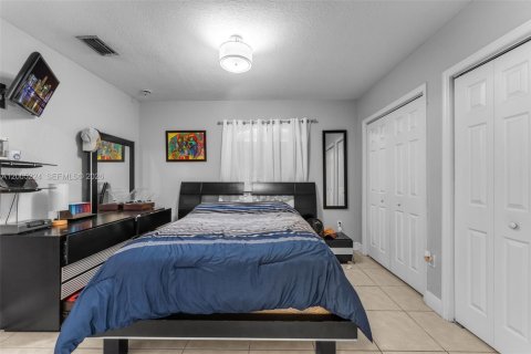 House in Miami, Florida 4 bedrooms, 191.19 sq.m. № 2073489 - photo 16