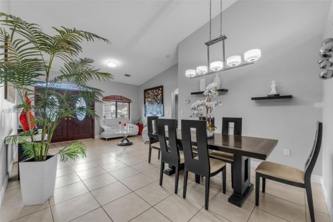 House in Miami, Florida 4 bedrooms, 191.19 sq.m. № 2073489 - photo 7