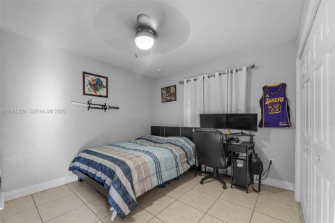 House in Miami, Florida 4 bedrooms, 191.19 sq.m. № 2073489 - photo 19