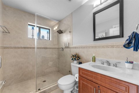 House in Miami, Florida 4 bedrooms, 191.19 sq.m. № 2073489 - photo 21