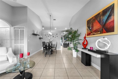 House in Miami, Florida 4 bedrooms, 191.19 sq.m. № 2073489 - photo 4