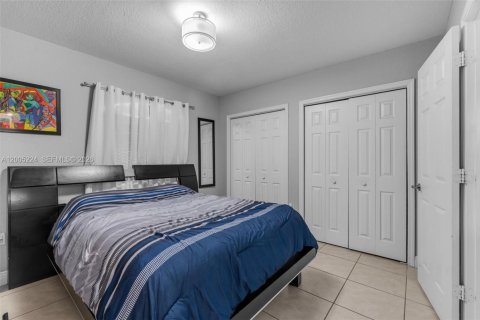 House in Miami, Florida 4 bedrooms, 191.19 sq.m. № 2073489 - photo 15