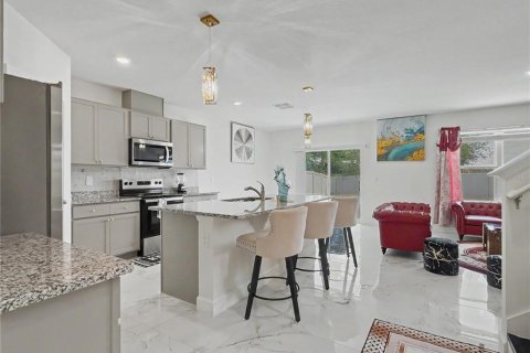 House in Davenport, Florida 5 bedrooms, 250.46 sq.m. № 2219085 - photo 12