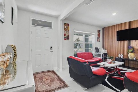 House in Davenport, Florida 5 bedrooms, 250.46 sq.m. № 2219085 - photo 7