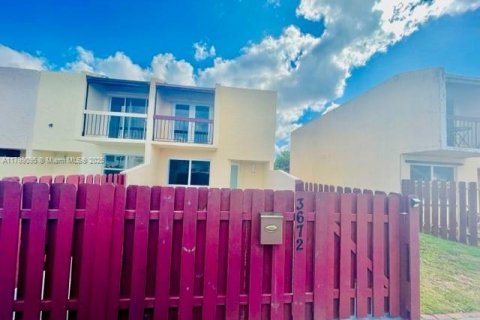 Townhouse in Davie, Florida 2 bedrooms, 95.22 sq.m. № 1712690 - photo 1