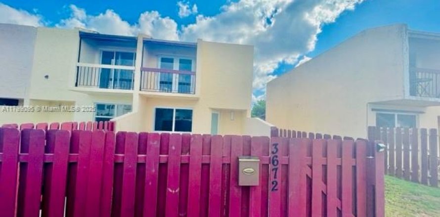 Townhouse in Davie, Florida 2 bedrooms, 95.22 sq.m. № 1712690