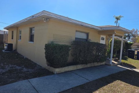 Commercial property in Clearwater, Florida 4 bedrooms, 204.29 sq.m. № 2105857