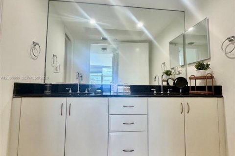 Condo in Miami Beach, Florida, 1 bedroom № 2365599 - photo 13