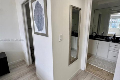 Condo in Miami Beach, Florida, 1 bedroom № 2365599 - photo 12