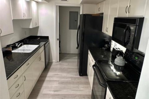 Condo in Miami Beach, Florida, 1 bedroom № 2365599 - photo 9